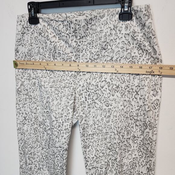 Chicos 1 Cropped Leopard Pants Size M 8 Lightweight Gray Side Zip Cotton Blend - Picture 6 of 11